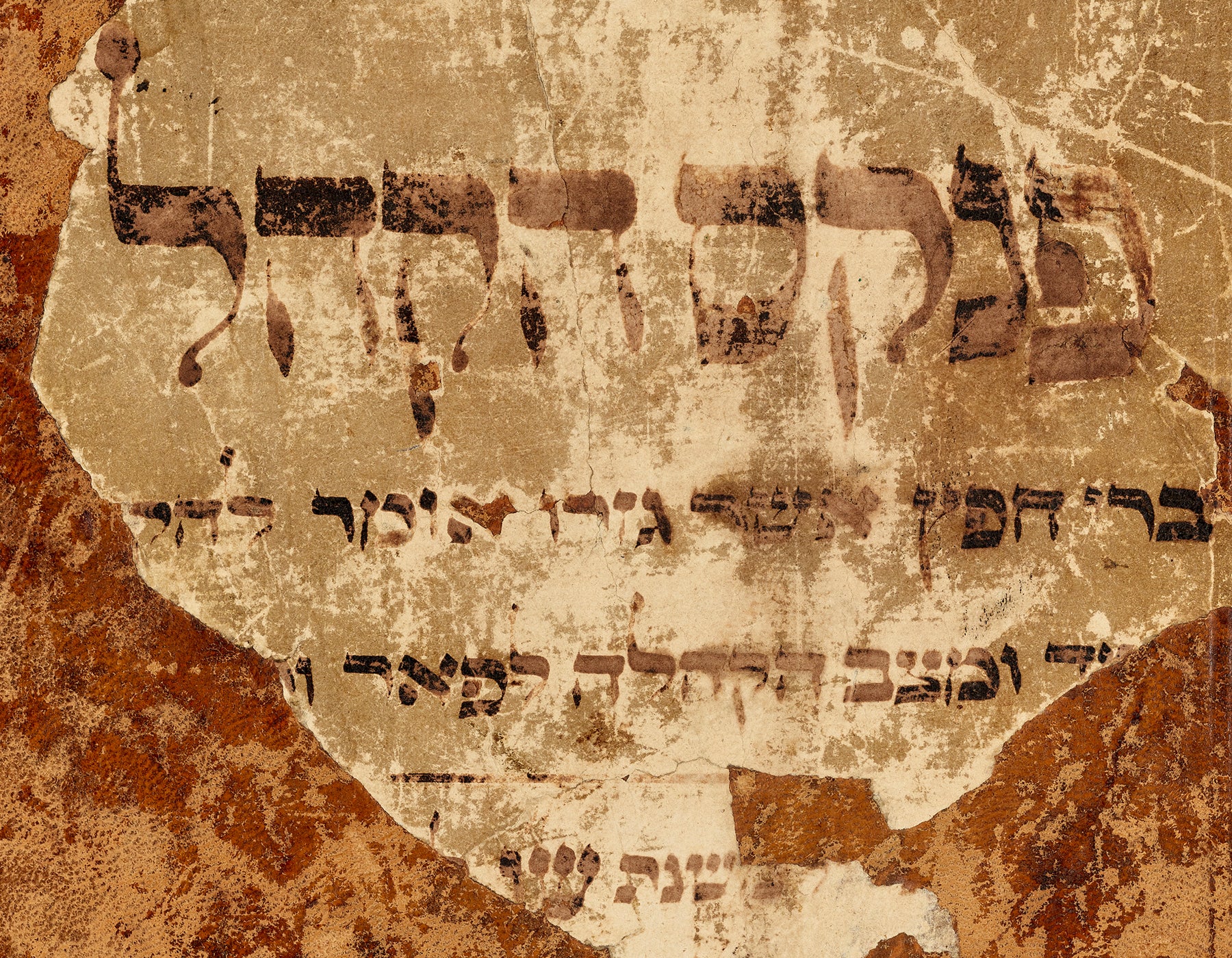 הפנקס פתוח והיד רושמת
