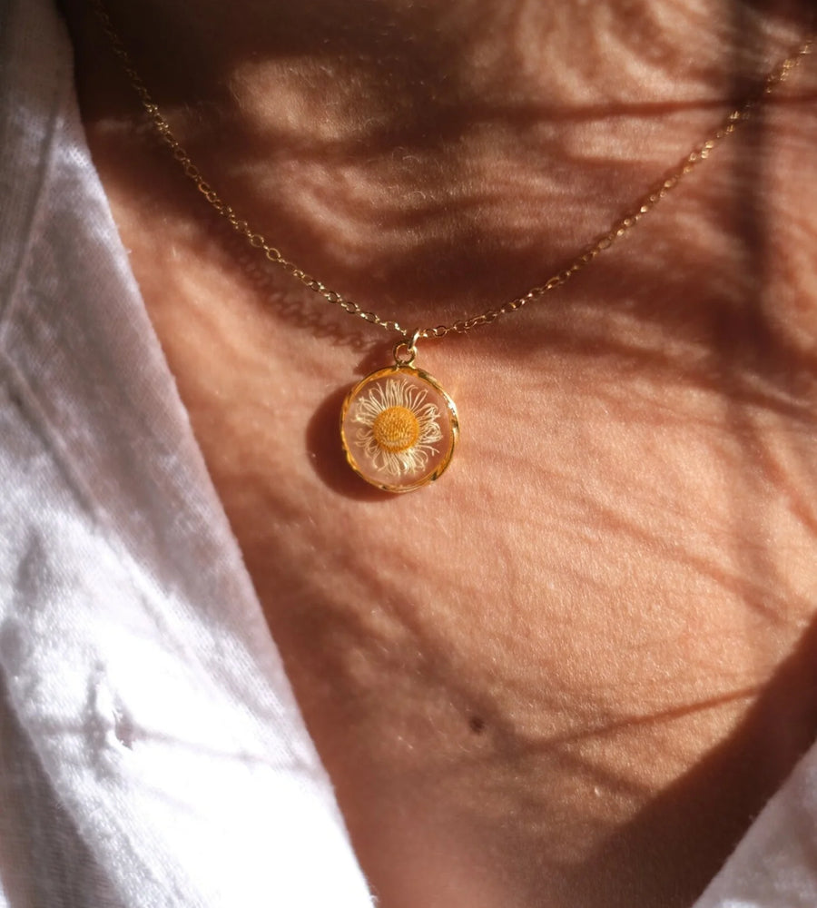 Real daisy flower necklace